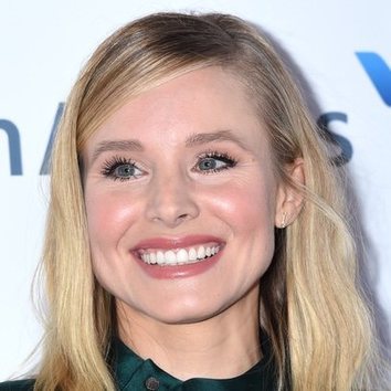 Kristen Bell opta por los tonos rosas