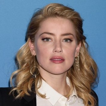 Amber Heard, perfecta en un acto solidario