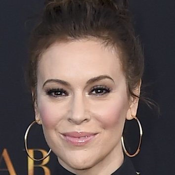 Alyssa Milano luce un beauty muy básico