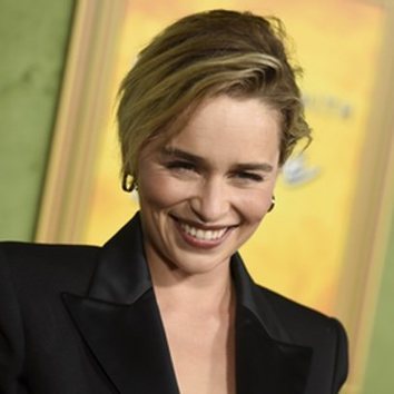 Emilia Clarke luce nuevo corte de pelo