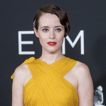 El llamativo look de Claire Foy con el pelo recogido