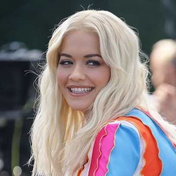 La melena ondulada de Rita Ora