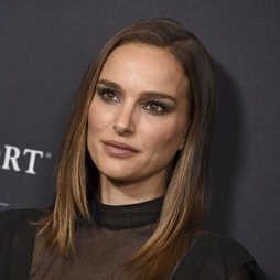 Natalie Portman brillante con su ahumado de ojos