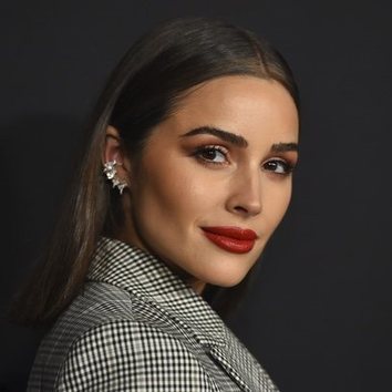 El rojo mate de Olivia Culpo