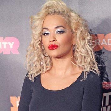 Rita Ora luce una mirada brillante