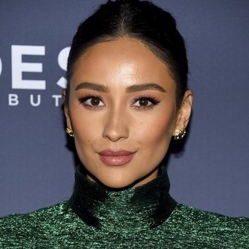 Shay Mitchell realza sus pómulos