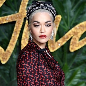 La diadema brillante de Rita Ora