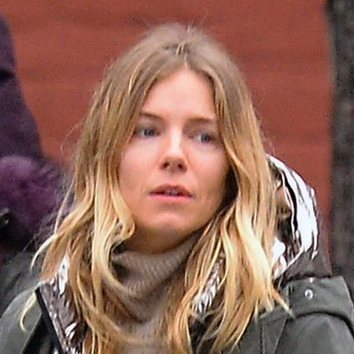 A Sienna Miller se le olvida peinarse