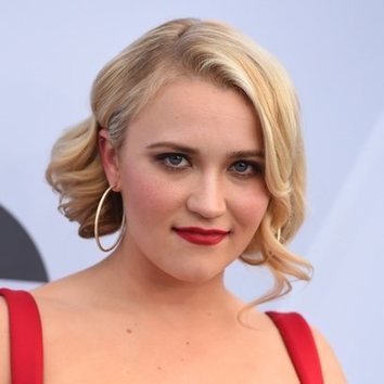 Emily Osment acierta con el rojo