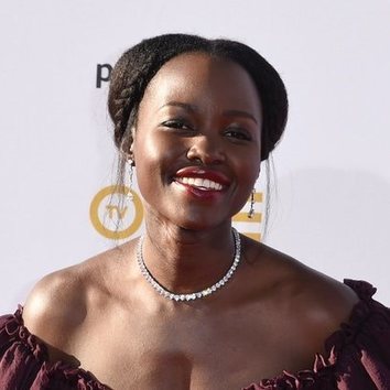 Lupita Nyongo y un fabuloso peinado