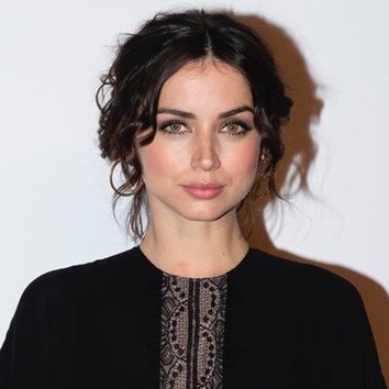 Ana de Armas, romántica y elegante