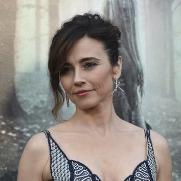 Linda Cardellini super atractiva con un flequillo asimétrico