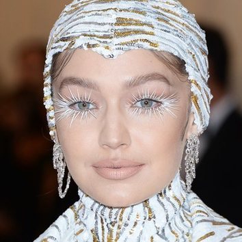 El look camp con pestañas XXL de Gigi Hadid en la MET Gala 2019