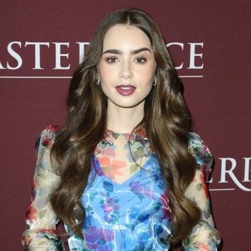 Lily Collins apuesta por los tonos burdeos y logra un make up perfecto