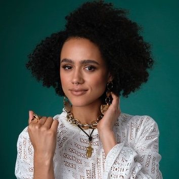 Natural y afro, así es Nathalie Emmanuel