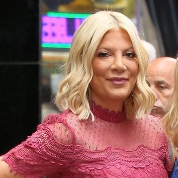 Tori Spelling se suma al corte de pelo más favorecedor