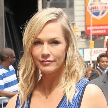 Jennie Garth y cómo llevar con estilo el corte lob y el rubio balayage