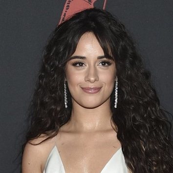 Camila Cabello: maquillaje natural y melena XXL