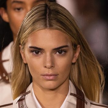 Kendall Jenner reaparece en las pasarelas teñida de rubia