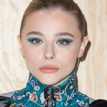 Chloë Moretz y su smokey-eye azul futurista