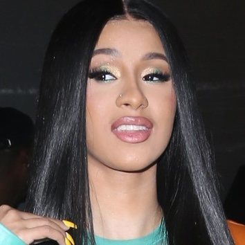 Cardi B acierta con un smokey eye turquesa y mucho brillo