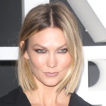 Karlie Kloss apuesta y gana con mirada felina y algo de purpurina