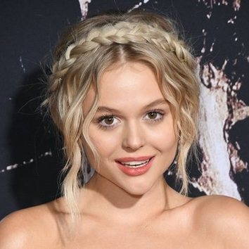 El beauty look más romántico de Emily Alyn