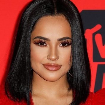 Todo al rojo: el beauty look más salvaje de Becky G