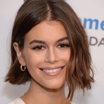 Kaia Gerber luce el beauty look propio de una muñeca