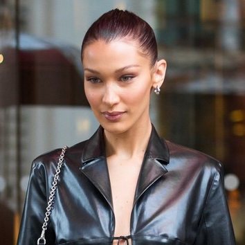 Bella Hadid y el beauty look cargado de reflejos rosados