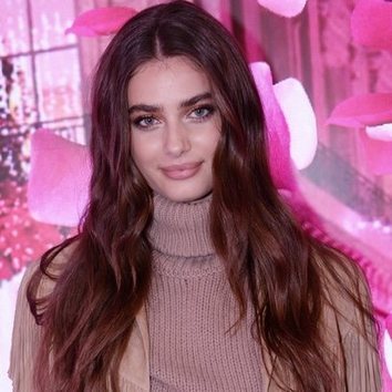 Taylor Hill y el beauty look infalible para cualquier evento