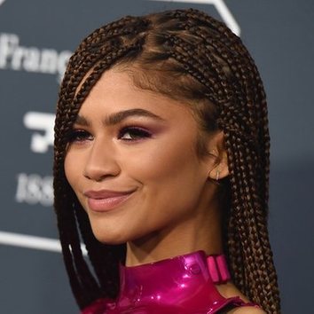 Zendaya con un sombreado fucsia de lo más potente