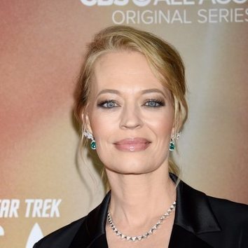 Jeri Ryan luce impecable con este beauty look