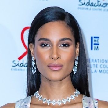 Cindy Bruna luce un beauty look efecto glowy