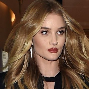 Rosie Huntington apuesta por un beauty look infalible