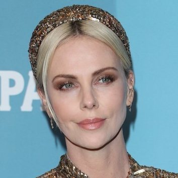 Charlize Theron apuesta por las diademas XXL