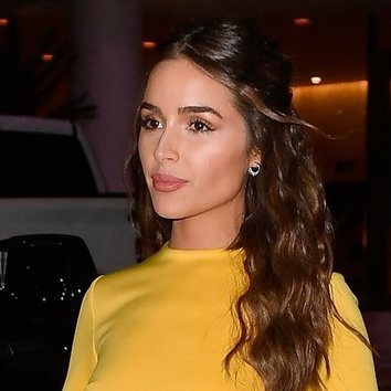 Olivia Culpo luce espectacular con un semirecogido desenfadado