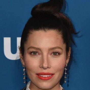 Jessica Biel luce un recogido estilo top knot