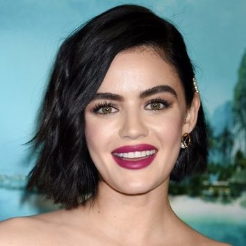 Lucy Hale encuentra su tono ideal con un labial frambuesa