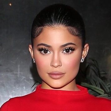 Kylie Jenner cautiva nuevamente con su beauty look