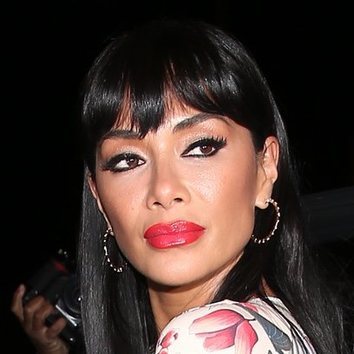 Nicole Scherzinger apuesta por un perfecto labial rojo