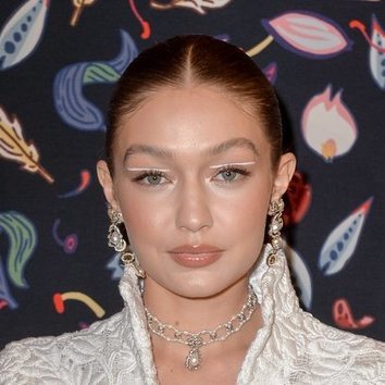 Gigi Hadid se vuelve de la realeza en la París Fashion Week