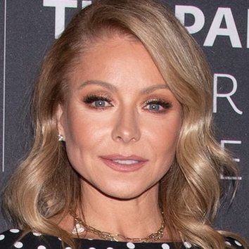 Kelly Ripa fabulosa con unas ondas marcadas