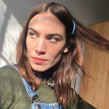 Alexa Chung, siempre divina, luce un 'no makeup' desde su casa