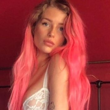 Lottie Moss se pasa al rosa durante el confinamiento