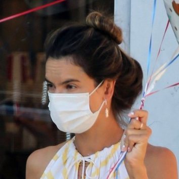 Alessandra Ambrosio apuesta por el recogido para lucir mascarilla