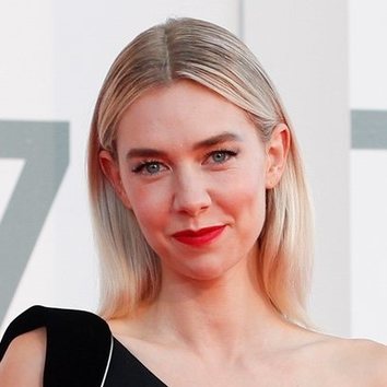 La melena ultralisa de Vanessa Kirby