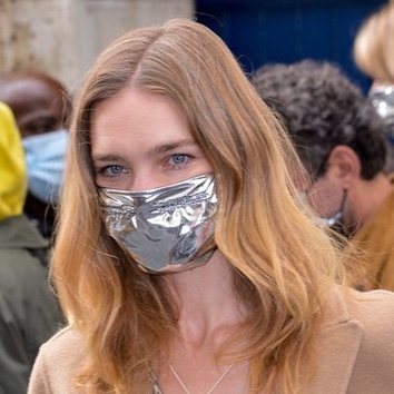 La melena surfera de Natalia Vodianova