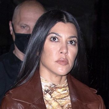 Kourtney Kardashian se echa años encima