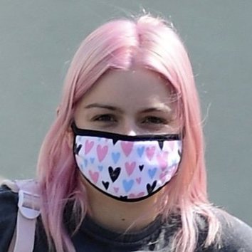 Ariel Winter combina su mascarilla con su cabello